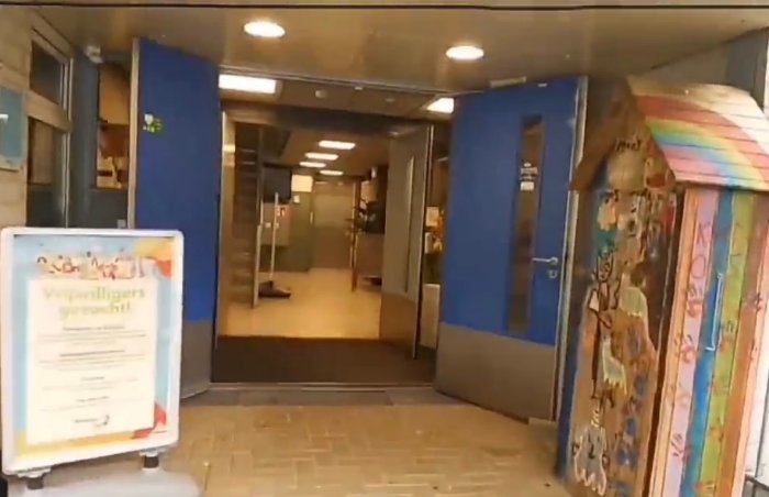 Het Kardoes 社区中心入口，蓝色双开门